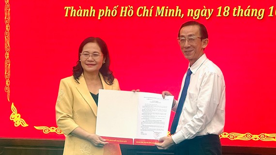 Đồng chí Nguyễn Thị Lệ, Phó bí thư Thành ủy TP. Hồ Chí Minh trao quyết định cho PGS.TS Trần Hoàng Ngân.